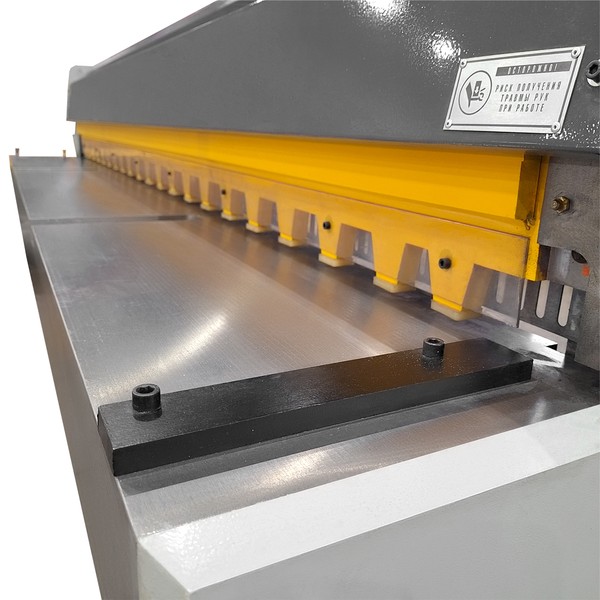 Стол ножниц MNG-3.2x2500